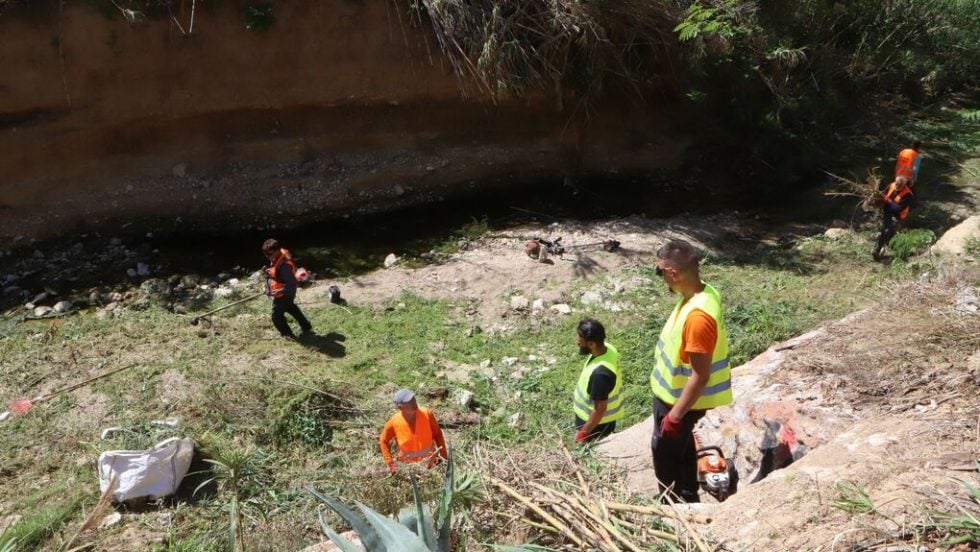 Εργασίες καθαρισμού στο ρέμα της Πικροδάφνης